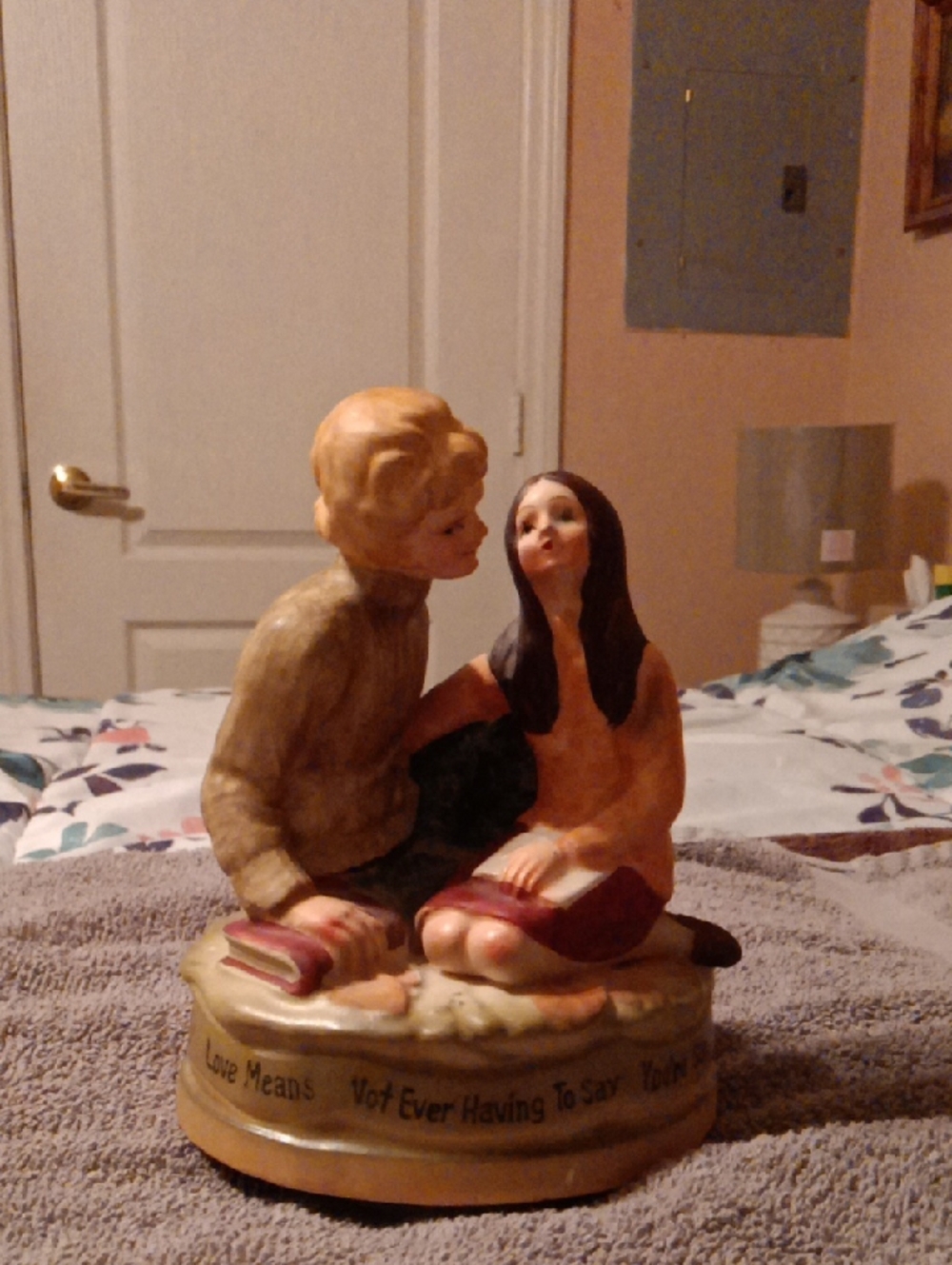 Home Art Romantic Couple Figurine in Beige and Brown